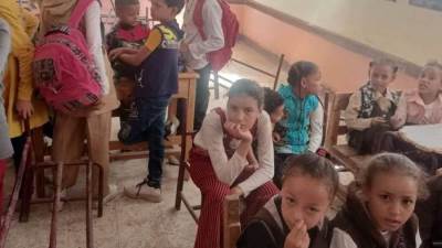 المقاعد المتهالكة داخل مدرسة المعابدة بأسيوط تثير غضب الأهالي.. وقرارات حاسمة من المحافظ