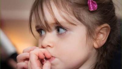 أسباب قضم الأظافر لدى الأطفال.. تعرف عليها