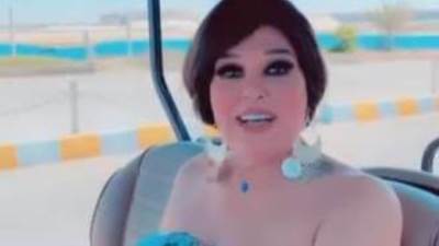 فيفي عبدة تستعرض ملابسها.. مش بعرف ألبس الفستان مرتين