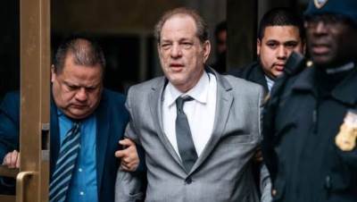 اتهام المنتج التنفيذي لمسلسل سكربس بـ18 تهمة بالاعتداء الجنسي