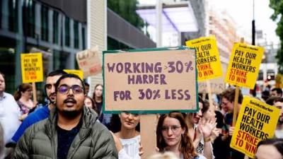 ممرضون بريطانيون يقترعون على أكبر إضراب في أكثر من 100 عام