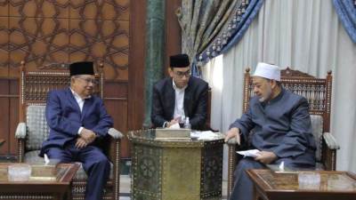 شيخ الأزهر يستقبل نائب الرئيس الإندونيسي السابق لتعزيز التعاون العلمي 