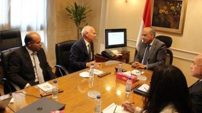 في لقاء وزير قطاع الأعمال و "وارنر" اهتمام كبير بتطوير الغزل والنسيج