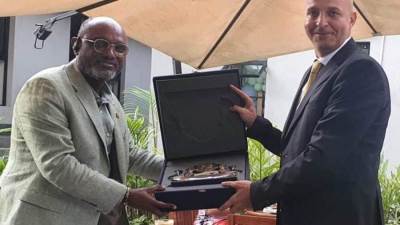 سفير مصر يسلم الدعوة الموجهة من السيسي لنظيره الأوغندي للمشاركة بقمة المناخ