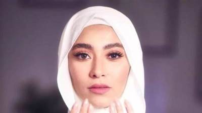 زيزي عادل تطل بالحجاب: "صلوا على خير خلق الله" 