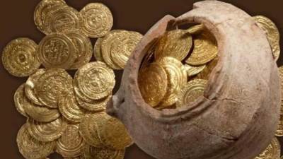 تحت أرضية مطبخها.. أسرة تعثر بالصدفة على كنز ذهبي