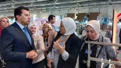 أشرف صبحي يتفقد جناح وزارة الشباب بمعرض «تراثنا»