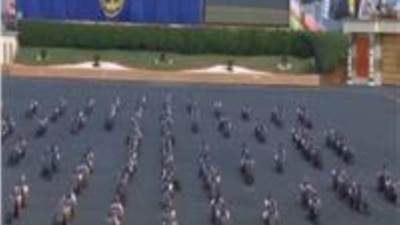 طلاب كلية الشرطة يقدمون عرضا بالدراجات الهوائية امام الرئيس السيسي