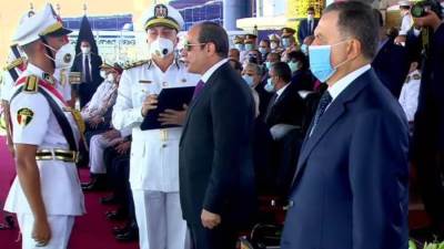 الرئيس السيسي يمنح أوائل خريجى كلية الشرطة نوط الامتياز من الدرجة الثانية