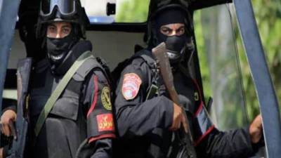 القبض على شخص تنكر في ملابس نسائية لمراقبة زوجته.. تفاصيل