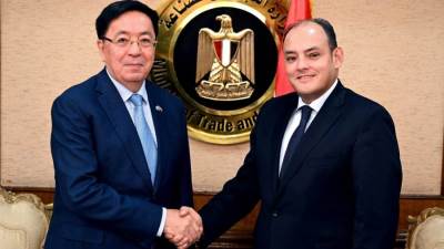 وزير التجارة يعقد مباحثات مع كبار المسئولين بالحكومة الكازاخية لتنمية التعاون