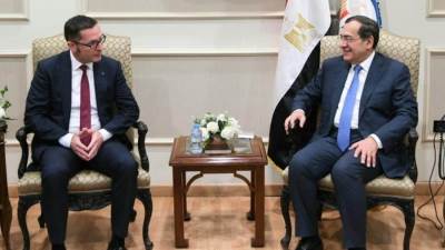 "الملا" يلتقي رئيس شركة فنترشال ديا الألمانية لبحث تحديات صناعة البترول