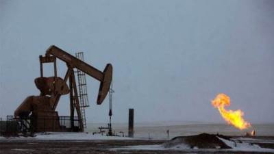 أسعار النفط تنخفض مع صعود الدولار