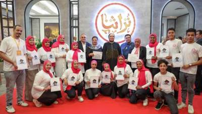 نفين جامع تكرم أصحاب المشروعات من ذوى الهمم المشاركين في معرض تراثنا