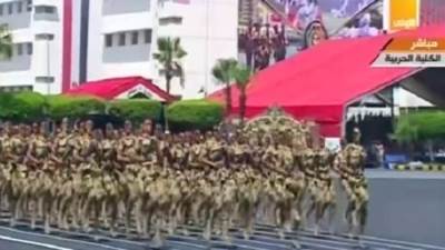 طلاب الكليات العسكرية يؤدون تدريبات قتالية خلال حفل التخرج