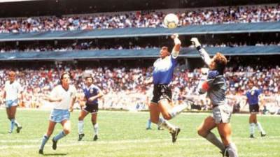 بيع الكرة التي سجل بها مارادونا هدف "يد الله" في مزاد