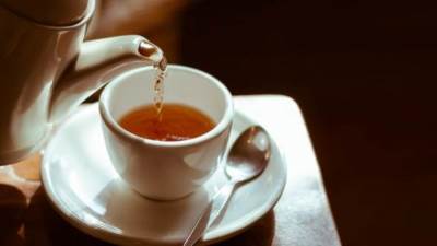 تحذير من شرب الشاي الأحمر في هذا التوقيت.. أضرار خطيرة على الجسم