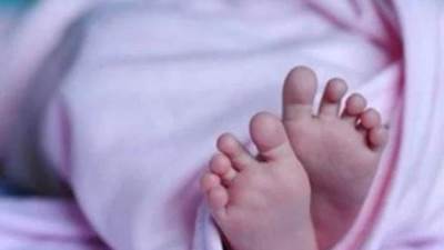 قلبها حجر.. أم حبست طفلها و علقته علي شباك غرفتها برباط حذاء بالقليوبية