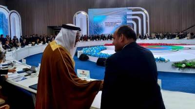 وزير التجارة والصناعة يجري مباحثات مكثفة الوزراء المشاركين بالقمة «سيكا»