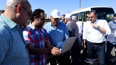 مدبولي يتفقد نقطة تجمع الأتوبيسات الكهربائية والتى تعمل بالغاز الطبيعي