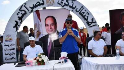 وزير الشباب يحتفل بذكرى أكتوبر بحمل أطول علم في تاريخ المسيرات الرياضية