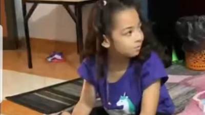 بتخرط ملوخية.. صورة منتشرة ل«مكة» ابنة محمد صلاح من داخل المنزل