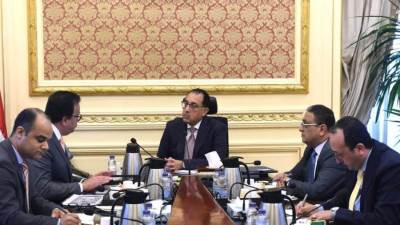 رئيس الوزراء ووزير الصحة يستعرضان خطة الوزارة لتنفيذ الإستراتيجية القومية لتنمية الأسرة