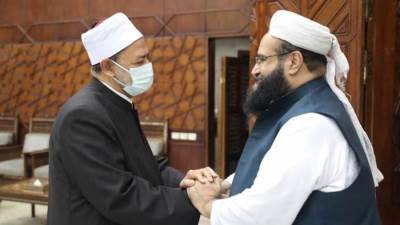 رئيس وزراء باكستان يدعو شيخ الأزهر لزيارة بلاده