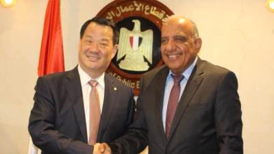 وزير قطاع الأعمال يبحث مع مجموعة "CNBM" الصينية فرص التعاون المشترك