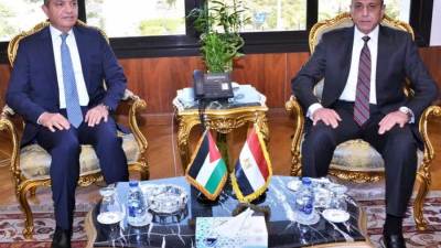 وزير الطيران يبحث مع السفير الأردنى التعاون فى مجال النقل الجوي