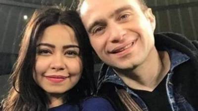 هل تكون بداية عودتهم.. حسام حبيب أمام المستشفى المحتجزة به شيرين عبدالوهاب لإنقاذها