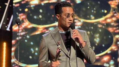 محمد رمضان يحصل علي جائزة النجم العربى الأكثر جماهيرية ويهديها لمنتقديه