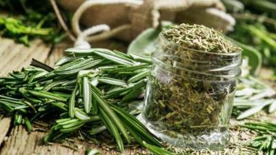  تعرفي علي فوائد ماء الروزماري لشعرك وبشرتك