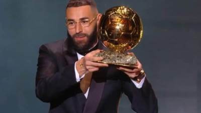 رسميـًا.. كريم بنزيما يفوز بجائزة الكرة الذهبية كأفضل لاعب في العالم