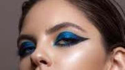 ظلال الجفون الزرقاء أحدث صيحات مكياج الخريف