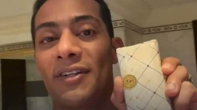 محمد رمضان: جاتلي أغرب هدية في العالم.. "صابونة ذهب"