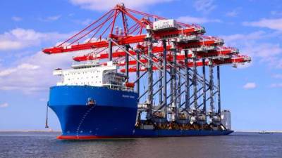 النقل: استقبال أوناش الرصيف العملاقة STS لتشغيل محطة تحيا مصر بميناء الإسكندرية