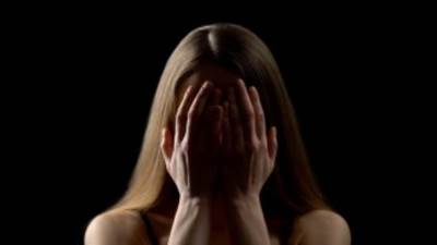 ماذا تعرف عن مُتلازمة المحتال؟.. أصيب بها مشاهير العالم