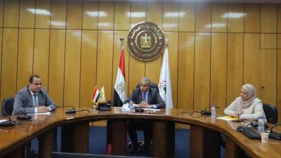 شحاتة يوجه بوضع أفكار لتفعيل دور"اجهزة السلامة والصحة المهنية" وتعديل لوائحها