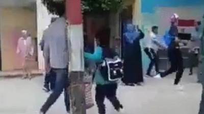 بالاحزمة.. لقطات صادمة "لخناقة الشوارع" داخل مدرسة بشبرا