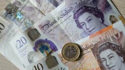 الإسترليني يتراجع بعد استقالة تراس و"الين" عند أدنى مستوى في 32 عاما