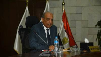 «عصمت» يوجه بتعزيز الشراكة مع القطاع الخاص وتوطين التصنيع المحلي وزيادة الصادرات