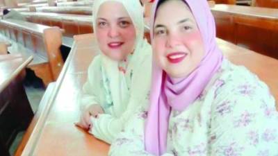 «من محو الأمية إلى التعليم المجاني».. تجارة بني سويف تجمع أمًا وابنتها