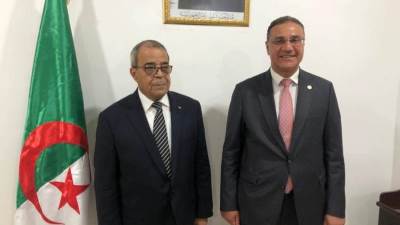 سفير مصر يبحث مع وزير الصناعة الصيدلانية الشراكة في إنتاج الدواء