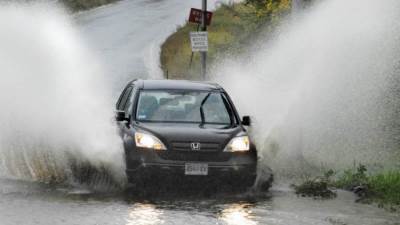 قبل الشتاء.. نصائح لمواجهة خطر الانزلاق المائي أثناء القيادة