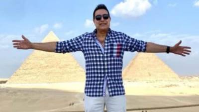  حكيم يروج للسياحة فى أهرامات الجيزة 