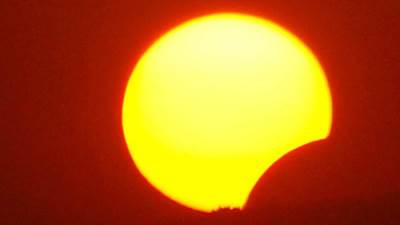 الكرة الأرضية تشهد غدا كسوفا جزئيا للشمس