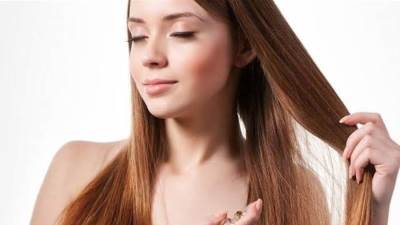 لهذا السبب .. لا تضعي العطر على شعرك!