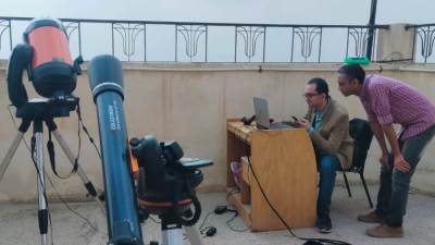 توافد الزائرين على مرصد حلوان لرصد ظاهرة كسوف الشمس