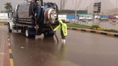 محافظ الجيزة يتابع جهود شفط مياه الامطار
